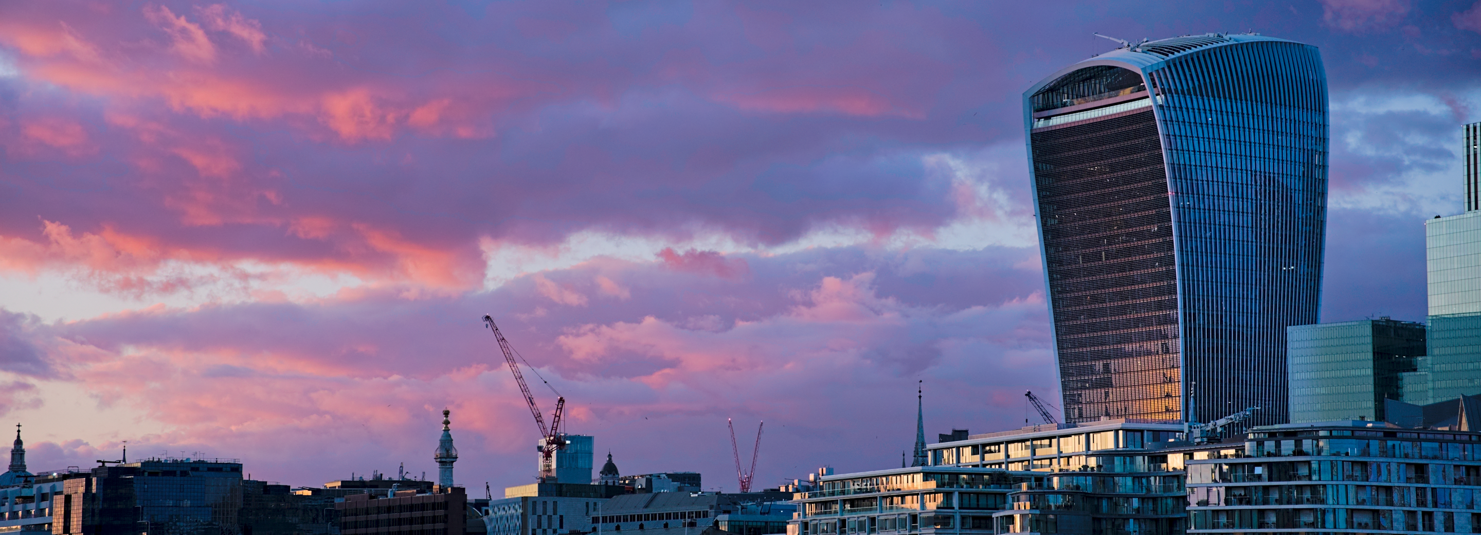 City of London skyline and the Thames at sunset. Photo by Mi C on Unsplash.